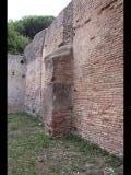 03062 ostia - castrum - decumanus maximus - caseggiati del portico delle mura del castrum (i,i,1) - oestlicher raum an der via di diana - westseite - 09-2022.jpg